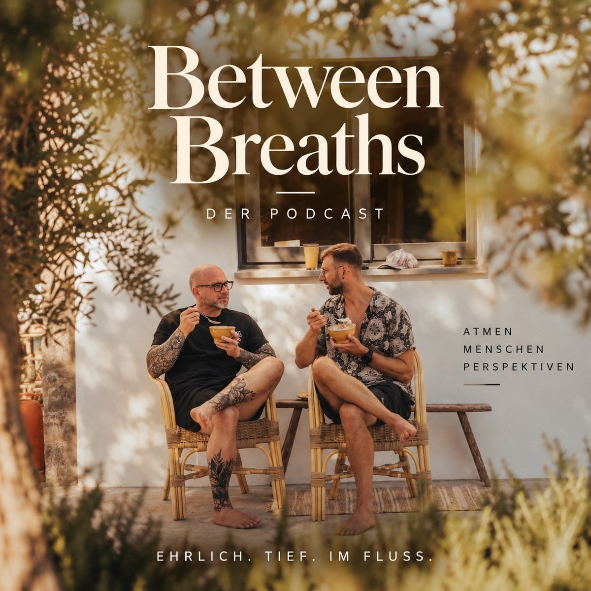 Cover von Between Breaths: Alexander Altmeyer und Arthur Krause sitzen im Gespräch vor einem Haus