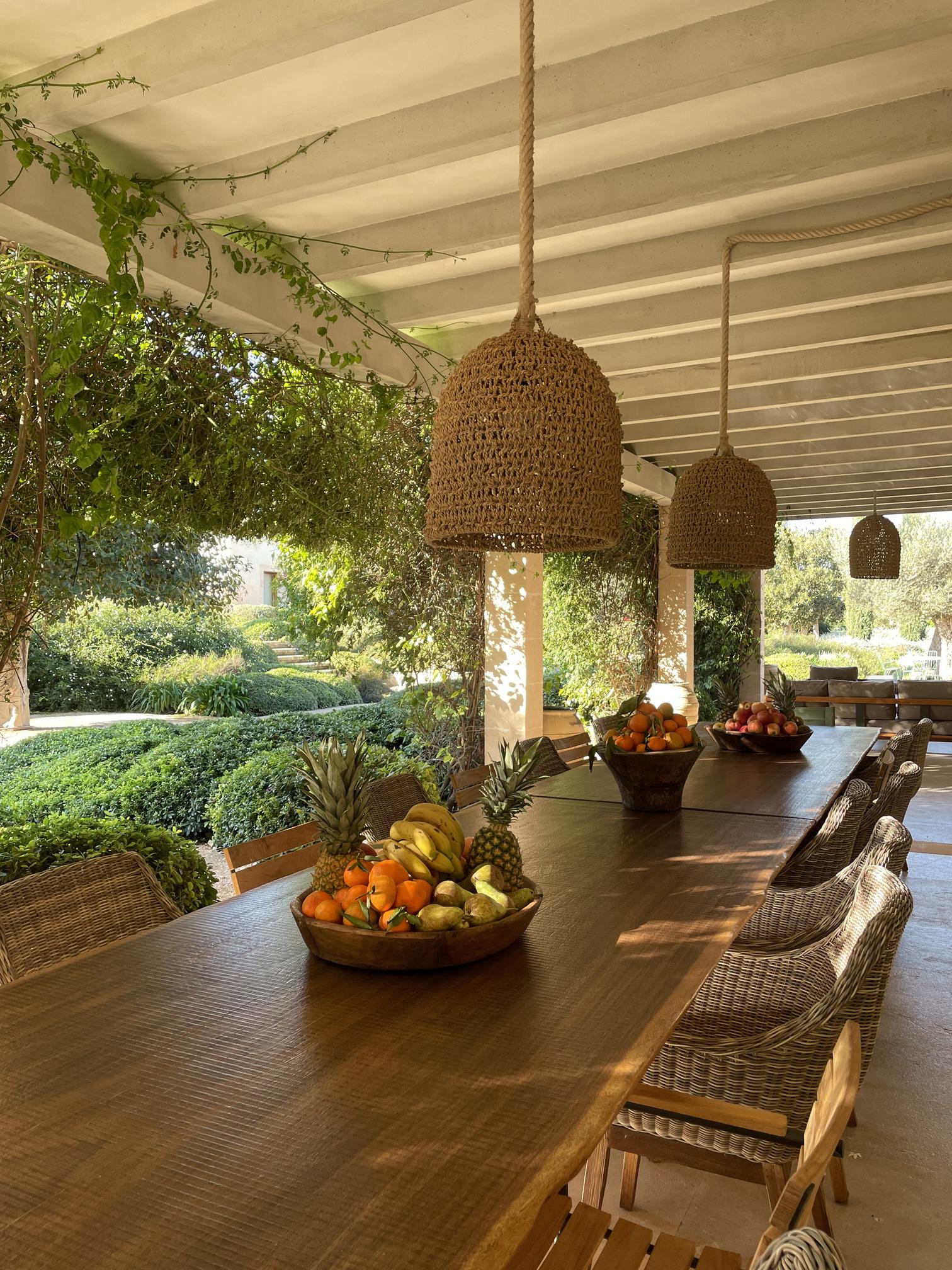 Gedeckter Tisch unter der Pergola